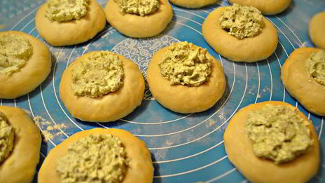 ватрушки с творогом и помидорами черри