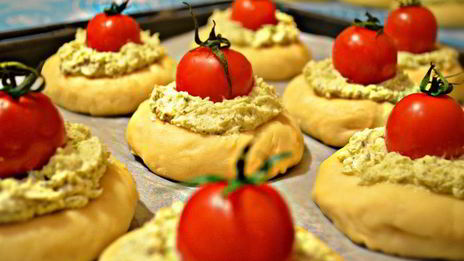 ватрушки с творогом и помидорами черри