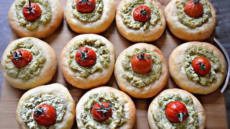 ватрушки с творогом и помидорами черри