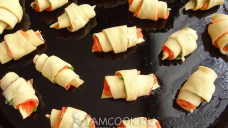 закусочные круассаны с лососем