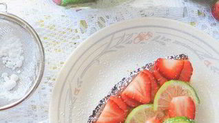 Чизкейк из рикотты с клубникой и лаймом