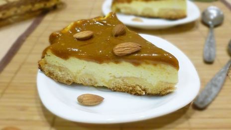 йогуртовый чизкейк с миндалем и вареной сгущенкой