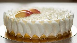 Королевский чизкейк с фруктовым пюре и ягодами