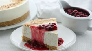 Медовый чизкейк с клюквенным соусом