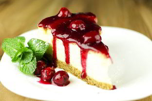 Праздничный чизкейк с вишней