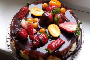 Шоколадный чизкейк в глазури с фруктами