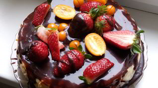Шоколадный чизкейк в глазури с фруктами
