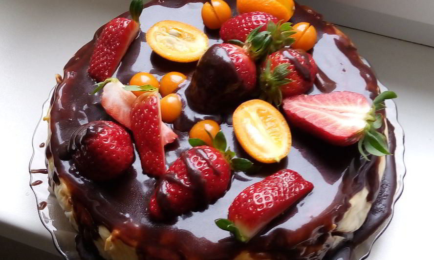 Рецепт шоколадного чизкейка в глазури с фруктами