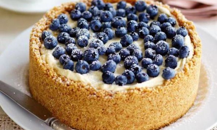 Рецепт творожного чизкейка с черникой на печенье