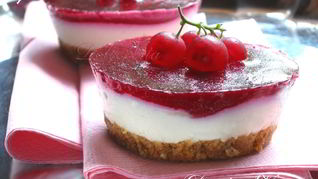 Творожные мини-чизкейки с белым шоколадом и ягодами