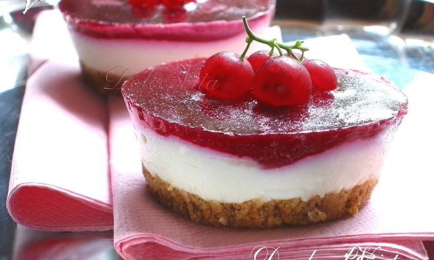 Рецепт творожных мини-чизкейков с белым шоколадом и ягодами