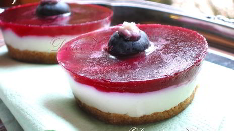 творожные мини-чизкейки с белым шоколадом и ягодами