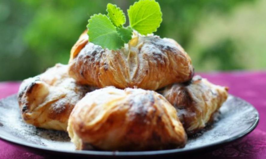 Рецепт французских слоек с брусникой и сливами