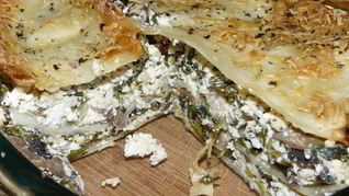 Греческая выпечка с сыром, шпинатом и грибами