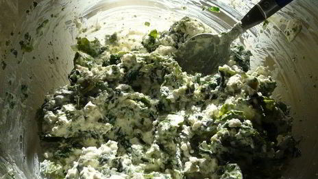 греческая выпечка с сыром, шпинатом и грибами