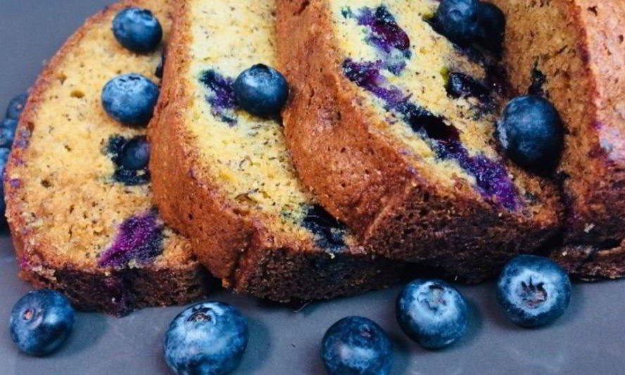 Рецепт бананового кекса с голубикой на растительном масле