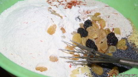 кекс на кефире с маком, шафраном и цукатами