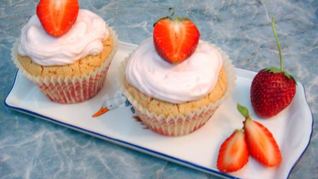 Кекс с клубникой и сливочным кремом