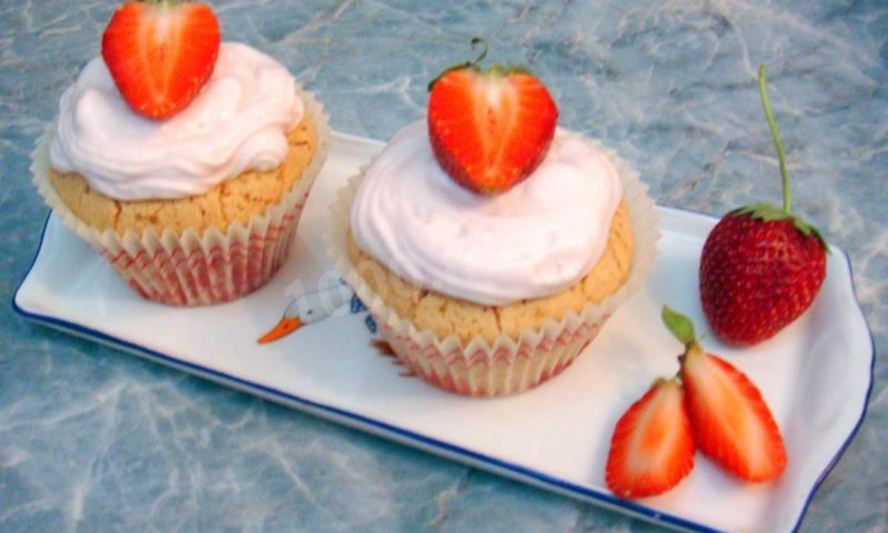 Рецепт кекса с клубникой и сливочным кремом