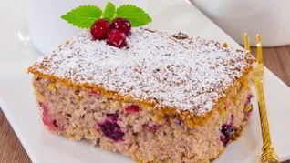 Кекс с ягодой и овсяными хлопьями
