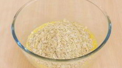 кекс с ягодой и овсяными хлопьями