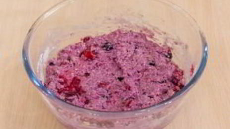 кекс с ягодой и овсяными хлопьями