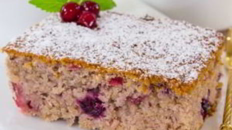 кекс с ягодой и овсяными хлопьями