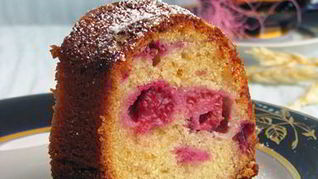 Марципановый кекс с малиной