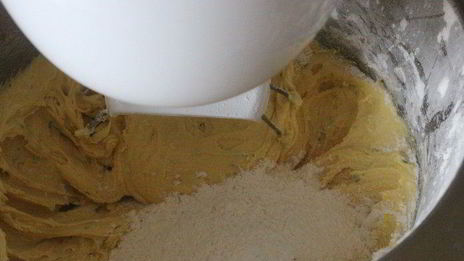 медовый кекс с лаймом и тимьяном