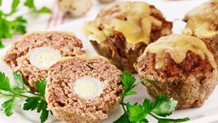 Мясные кексы с перепелиным яйцом