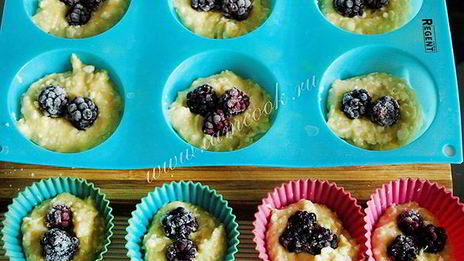 творожные кексы с ежевикой в силиконовых формочках