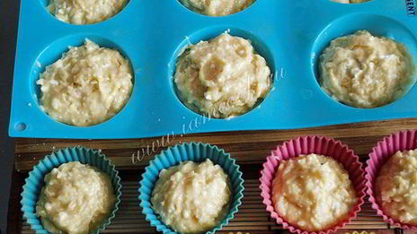 творожные кексы с ежевикой в силиконовых формочках