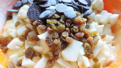 яблочный кекс с шоколадом и изюмом восхитительный