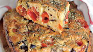 Закусочный кекс с баклажанами и помидорами