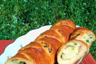 Багет с салом и зеленым луком