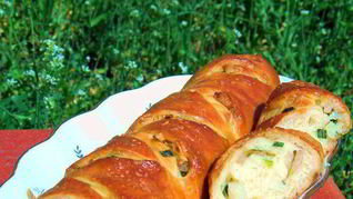 Багет с салом и зеленым луком