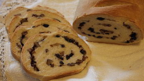 батон с оливками и грецкими орехами