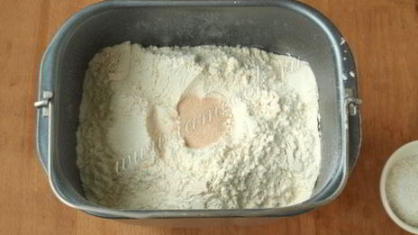 хлеб с паприкой и луком в хлебопечке