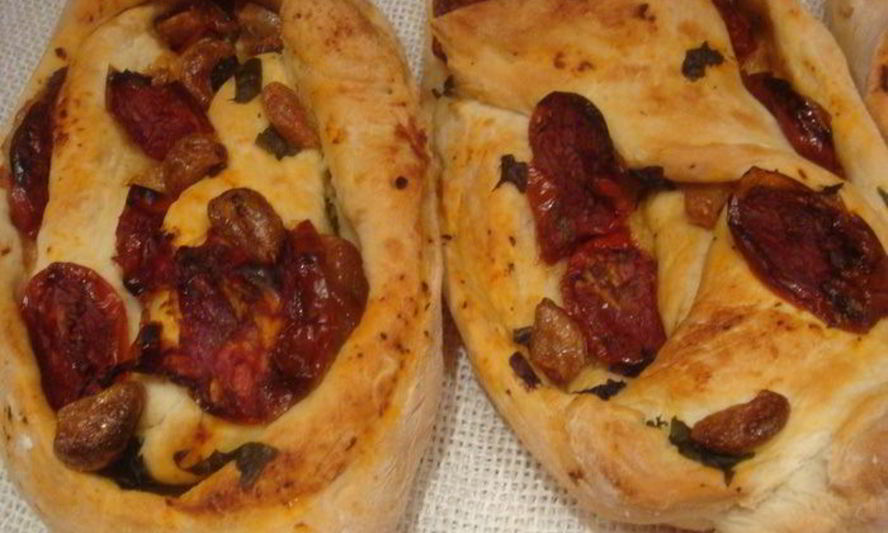 Рецепт хлеба с печеными помидорами и чесноком