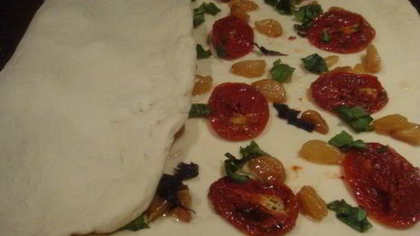 хлеб с печеными помидорами и чесноком