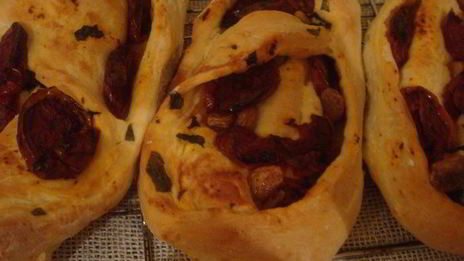 хлеб с печеными помидорами и чесноком