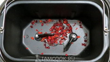 хлеб с перцем чили, укропом и чесноком