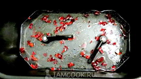 хлеб с перцем чили, укропом и чесноком