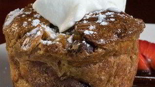 Корзиночки из хлеба с клубничной начинкой и коричневым маслом