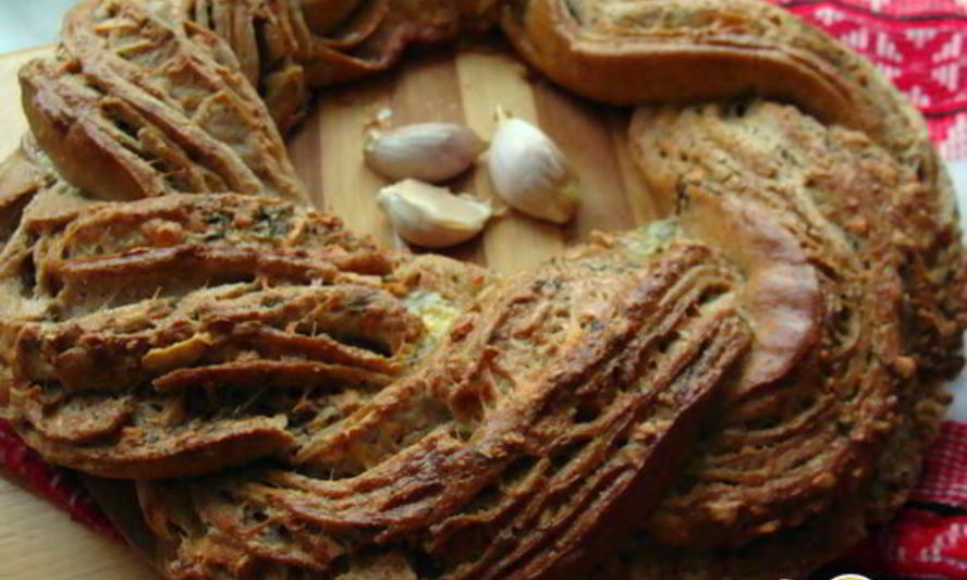 Рецепт пряного хлеба чесночного венок