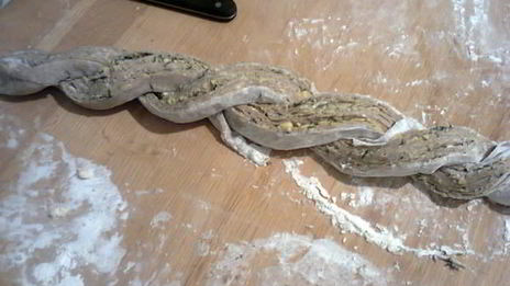 пряный хлеб чесночный венок