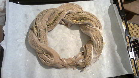 пряный хлеб чесночный венок