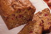 Тыквенный хлеб с сушеной клюквой, орехами пекан и белым шоколадом