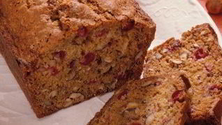 Тыквенный хлеб с сушеной клюквой, орехами пекан и белым шоколадом