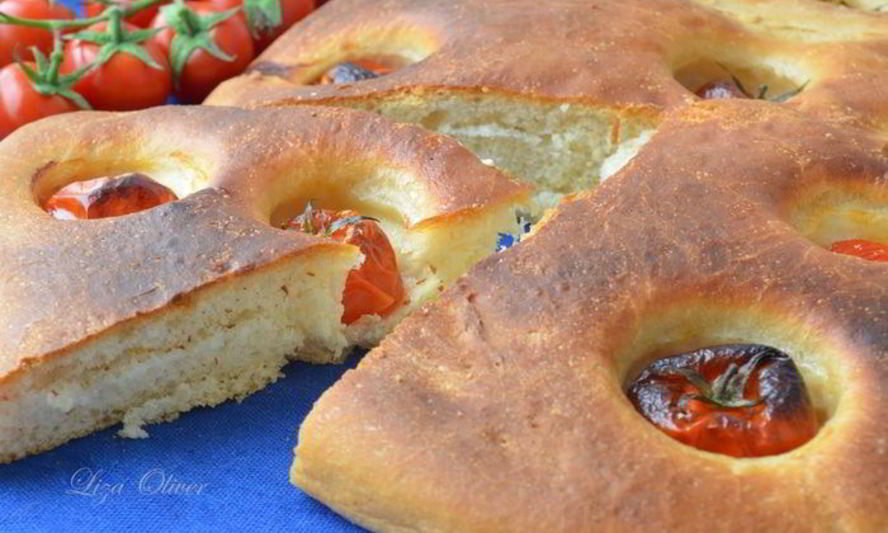 Рецепт ароматной фокаччи с помидорками черри и чесночным маслом
